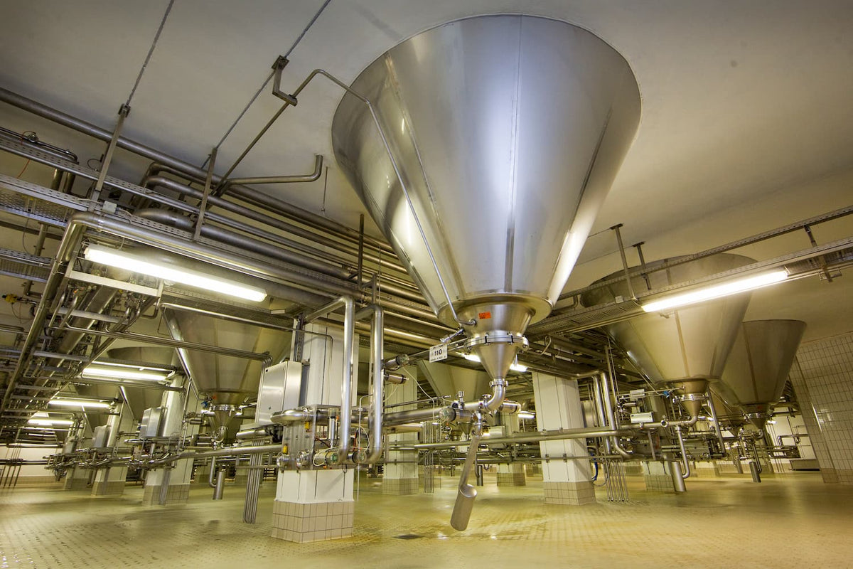 Große Tanks aus Edelstahl in der Brauerei Dinkelacker in Stuttgart