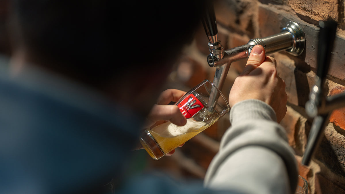 Frisch gezapftes Willkommensbier im Shop & Schanke