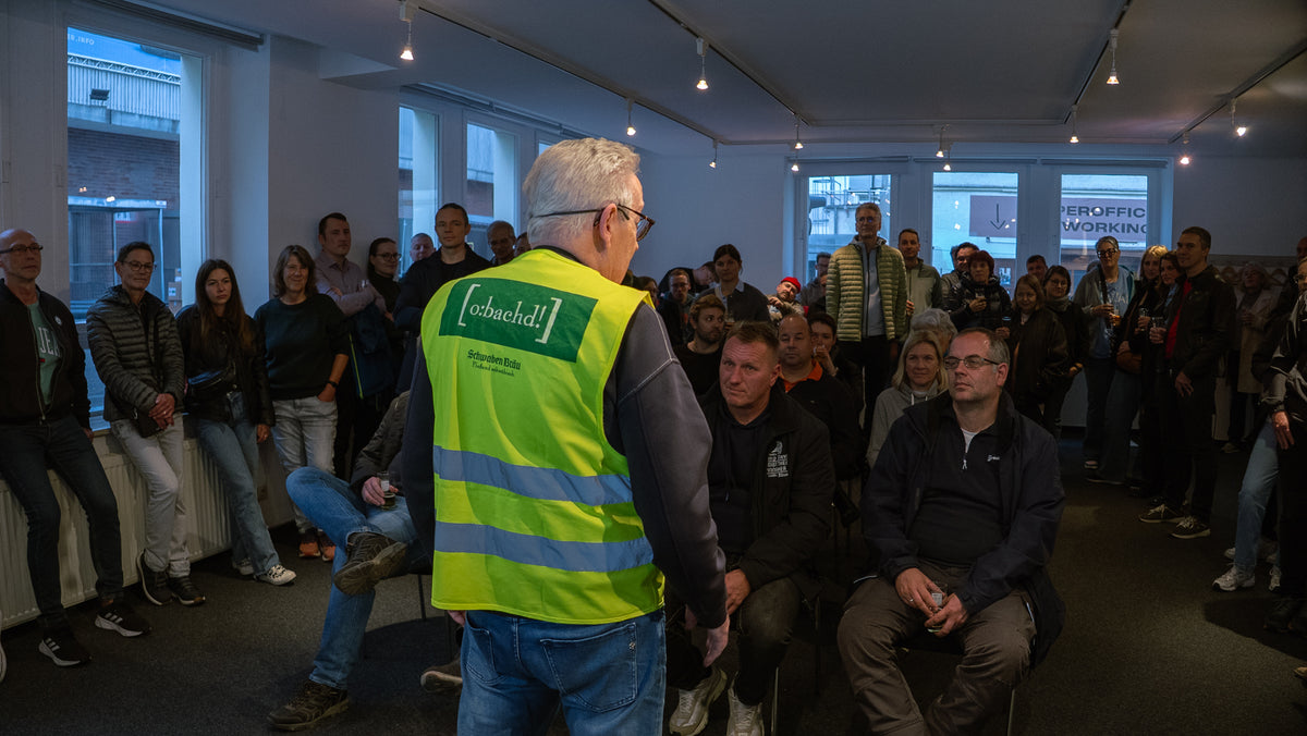 Gruppe hört unserem Guide bei der Brauereiführung in Stuttgart zu