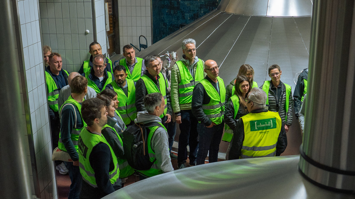 Gruppe bei der Brauereiführung in der Brauerei Dinkelacker